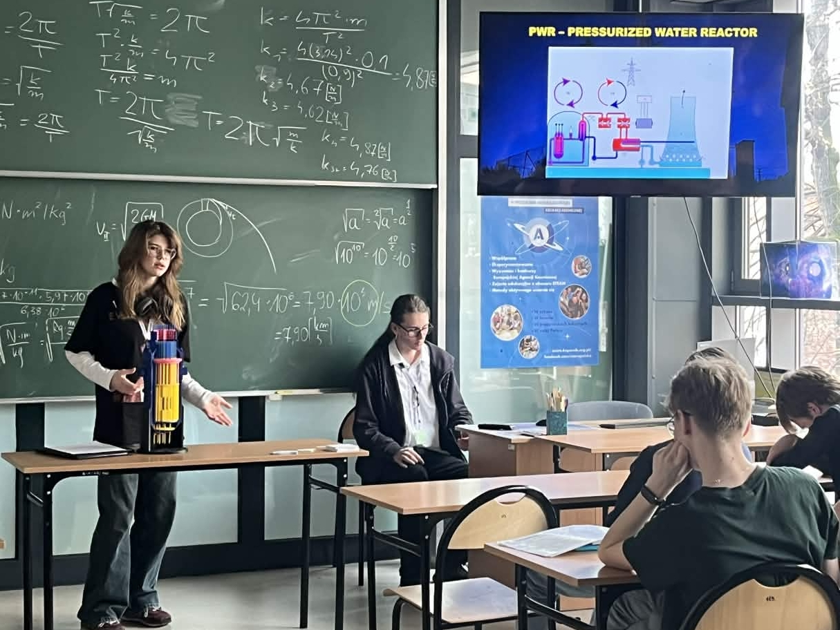 Sala lekcyjna. Oliwia Fink pokazuje reaktor.