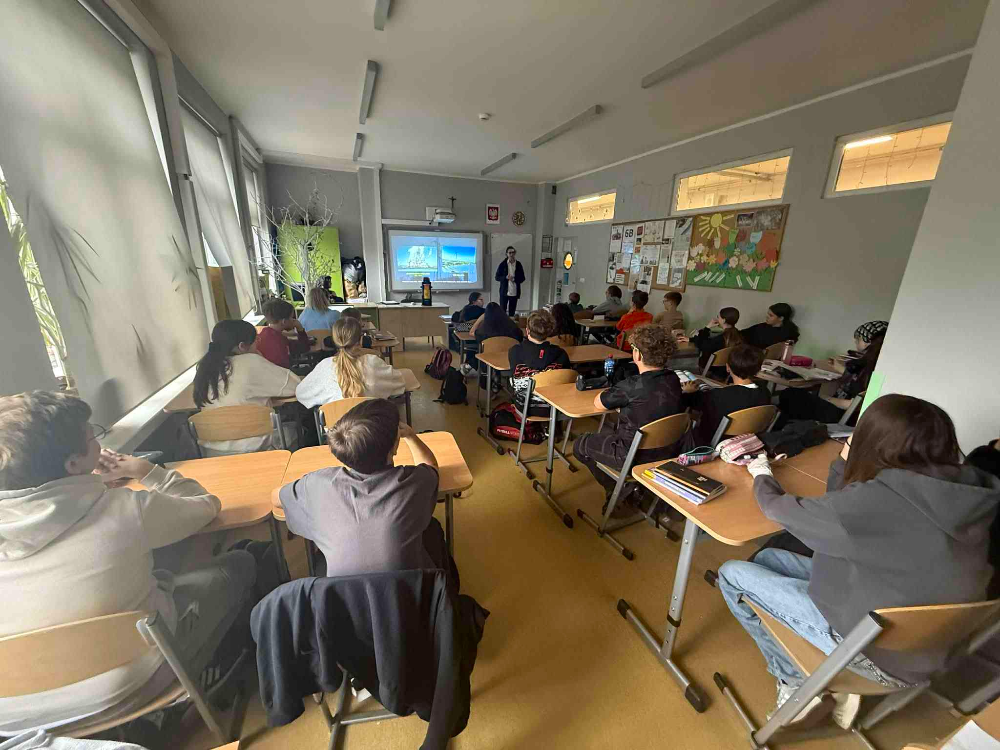 Sala lekcyjna. Kamil Kaczyński prowadzi warsztaty.